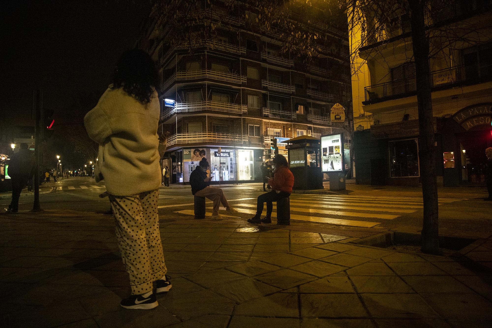 Cientos de granadinos salen a la calle a causa de los terremotos de esta noche - 14